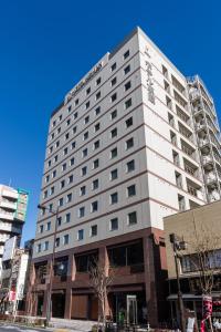 Un palazzo alto in una città con un cielo blu di Hotel Keihan Asakusa a Tokyo