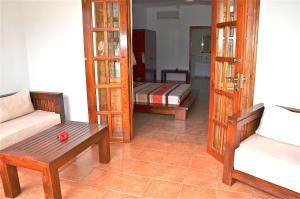 sala de estar con 2 sillas y sofá en Britannia Hotel, en Grand'Anse Praslin