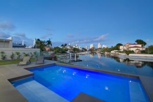 una piscina con vistas al río en Sublime @ Broadbeach, en Gold Coast