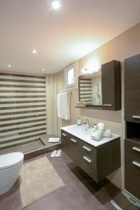 a bathroom with a toilet and a sink and a tub at Serenity Apartment in Kavála
