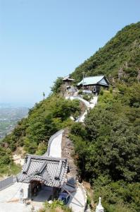 a bench on the side of a hill at Guesthouse MI CASA SU CASA in Zentsuji