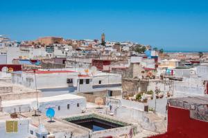 una vista aerea di una città con edifici di Riad Jbara a Rabat