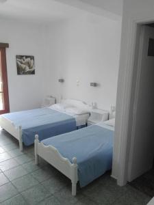 Postel nebo postele na pokoji v ubytování Finikas Santorini