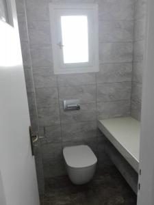 Koupelna v ubytování Finikas Santorini