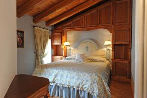 En eller flere senge i et værelse på L’Invólt Mountain Lodge