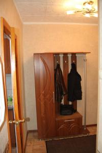 ZheleznogorskにあるКвартира в центреの木製のドア付きのクローゼットが備わる客室です。