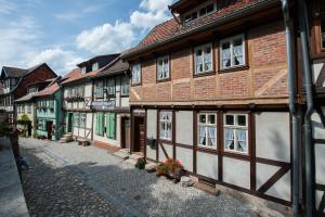 クヴェードリンブルクにあるFerienhaus Schlossgartenの木造建築が立ち並ぶ町の石畳の道