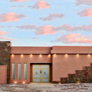 un edificio con dos puertas y un cielo nublado en Yakana Hotel, en San Pedro de Atacama