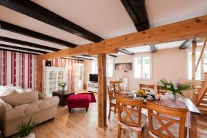 クヴェードリンブルクにあるFerienhaus Schlossgartenのソファとテーブルと椅子のあるリビングルーム