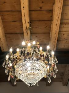 a chandelier hanging from a wooden ceiling at Hotel Dal Menga in Torrebelvicino