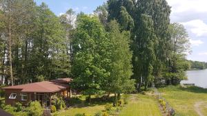 domek w lesie obok jeziora w obiekcie Przystań Bosmanat w Szczecinku