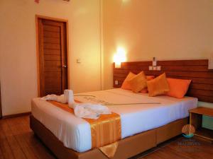 Кровать или кровати в номере Ocean Beach Inn - Maldives