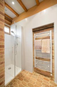 ein Bad mit einer Dusche und einer Glasduschkabine in der Unterkunft Absolut Oiseaux in Parisot