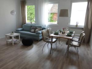 ein Wohnzimmer mit einem Tisch und einem Sofa in der Unterkunft Ferienwohnung an der Kimbach 1 in Bad König