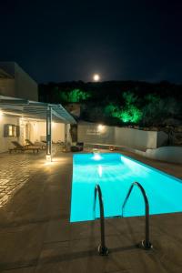 Bazén v ubytovaní Paros Villas Nereids alebo v jeho blízkosti