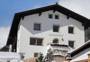 een wit gebouw met het woord tuinieren erop bij Ganderhof in Sankt Anton am Arlberg