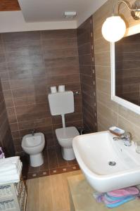 łazienka z toaletą i umywalką w obiekcie Ca'Rino w mieście Bene Vagienna