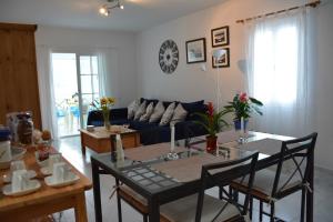 a living room with a table and a blue couch at Tabaibita in Órzola