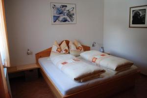 1 dormitorio con 1 cama con 2 almohadas en Apartment Maierhof, en Flirsch