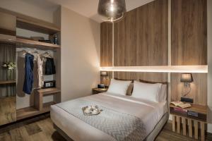 1 dormitorio con cama y armario en Sea & City Apartments, en La Canea