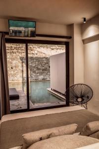 Bazén v ubytování Doryssa Boutique Hotel nebo v jeho okolí