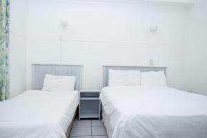 two beds sitting next to each other in a room at Seabrook 401 Margate RSA in Margate