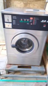 uma máquina de lavar roupa em cima de uma prateleira em Ash house 2 em Nairobi
