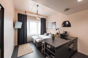 Кровать или кровати в номере Forenom Aparthotel Vantaa Tikkurila