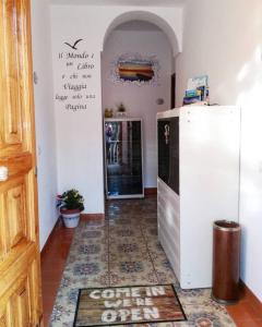 einen Flur mit einem weißen Kühlschrank und einer Etage in der Unterkunft Acquamarina Accommodation in Massa Lubrense