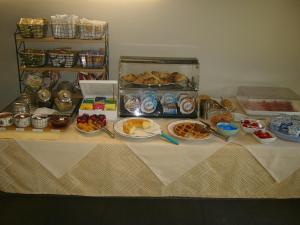uma mesa com pratos de comida em cima em Albergo Residence Isotta em Veruno