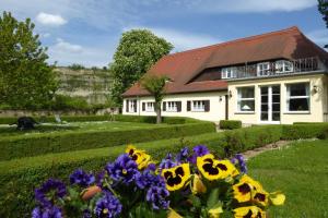 a house with flowers in front of it at Landhaus Saaleck in Naumburg