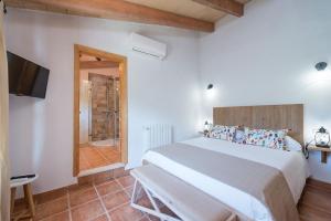 Postel nebo postele na pokoji v ubytování Finca - Agroturisme Sa Parellada