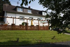 een huis met een houten hek en een tuin bij Haus am Zeiberberg in Sinzig