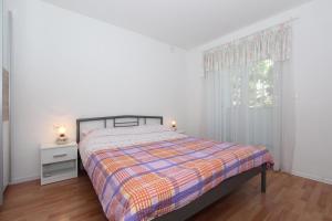 biała sypialnia z łóżkiem i oknem w obiekcie Apartments Palaziol w Rovinj