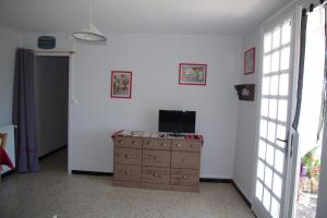 una sala de estar con TV en un tocador en L'aligier - Les gites de Pierregras, en Vals-les-Bains