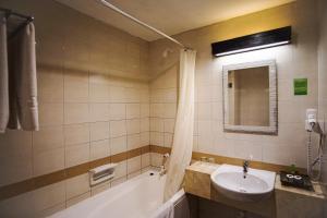 Un baño de Sari Ater Hotel & Resort