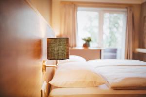 A bed or beds in a room at Hotel z'Leithen
