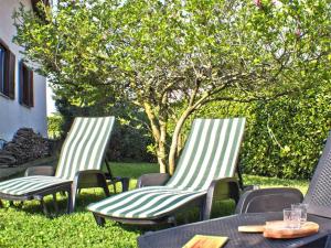A garden outside Villa Iris -Pet friendly stay - garden - private parking- Bike friendly holiday house
