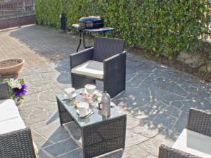 A garden outside Villa Iris -Pet friendly stay - garden - private parking- Bike friendly holiday house
