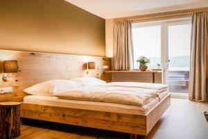 A bed or beds in a room at Hotel z'Leithen