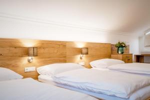A bed or beds in a room at Hotel z'Leithen