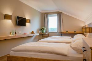 A bed or beds in a room at Hotel z'Leithen