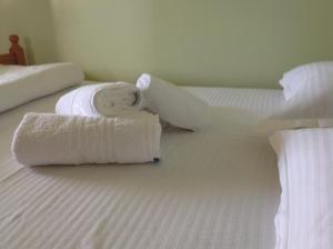 スカラ・カリラキスにあるRoula's Houseのベッドに座る白いタオル2枚