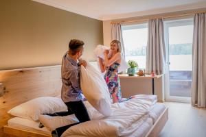 A bed or beds in a room at Hotel z'Leithen