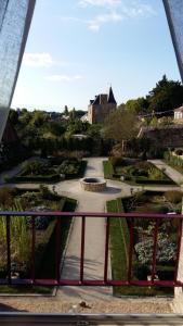 Mont-DolにあるJardin Des Simplesの橋から庭園を望む