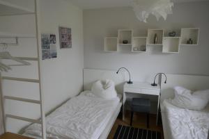 ボルテンハーゲンにあるOstseeferienhaus Jaegerのベッドルーム1室(ベッド1台、鏡付きデスク付)