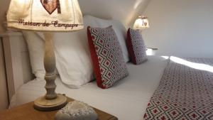 Mont-DolにあるJardin Des Simplesのベッドルーム(枕、ランプ付)