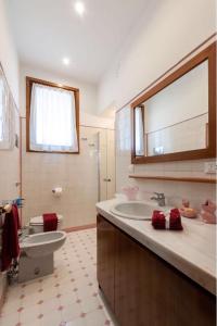Un baño de Esclusivo appartamento- 6 persone in Villa Liberty