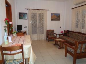 ein Wohnzimmer mit einem Tisch und einem Sofa in der Unterkunft Loutra House Kythnos in Loutra