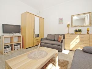 Televízia a/alebo spoločenská miestnosť v ubytovaní Apartament Starogdański 51